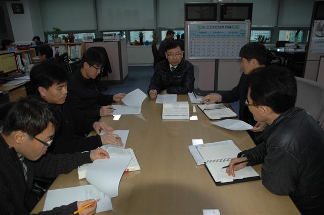 울산시 세정팀이 지역의 탈세기업 적발을 위한 회의를 하고 있다. 울산시 제공