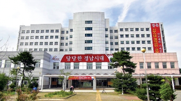 폐업한 옛 진주의료원 건물을 리모델링해 오는 17일 개청식을 갖고 공식 업무에 들어갈 경남도청 서부청사. 경남도 제공