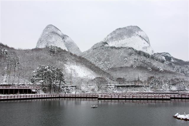 전북 진안군 마이산 케이블카 설치를 놓고 지역주민들은 “지역경제 활성화에 효과가 크다”며 추진을 주장하는 반면 환경단체는 “세계적인 지질학적 자산을 훼손하고 경제성도 부족하다”며 반대, 찬반 논란이 일고 있다. 사진은 마이산.  진안군 제공