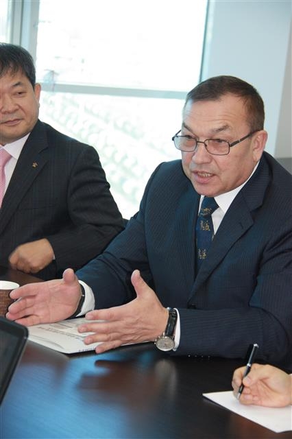 슈마토프 발렌틴보리소비치 태평양국립의과대학 총장(오른쪽)이 지난 7일 이 대학 강의실에서 서울신문과 인터뷰를 갖고 남북의 한의사가 블라디보스토크에서 함께 러시아 환자를 돌보는 일이 곧 현실화될 것이라고 밝히며 구체적인 배경을 설명하고 있다.  대한한의사협회 제공 