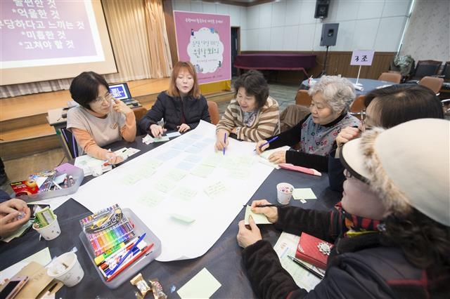 지난 9일 은평구 문화예술회관에서 열린 ‘은평 여성 100인 원탁회의’에 참여한 여성들이 다양한 의견을 나누고 있다.  은평구 제공