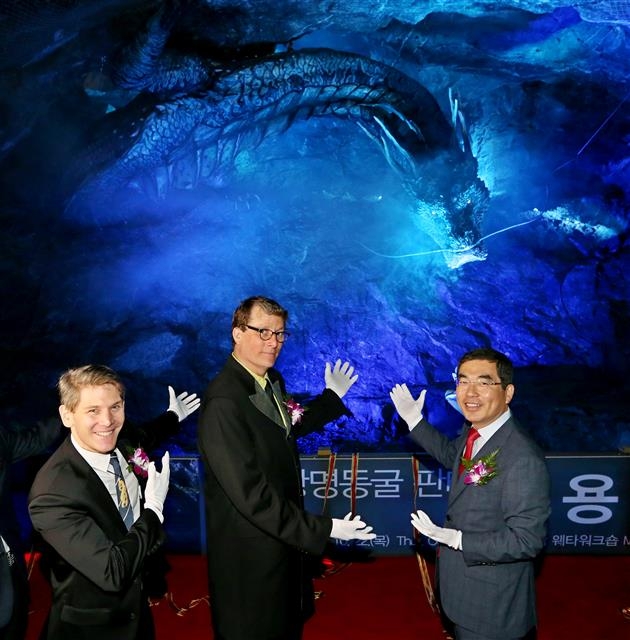 세계적인 영상기업인 뉴질랜드 웨타워크숍이 제작해 광명동굴 판타지관에 설치한 용이 10월 22일부터 일반에 공개됐. 사진 왼쪽부터 존 라일리 주한 뉴질랜드 부대사, 웨타워크숍 CEO 리처드 테일러 경, 양기대 광명시장