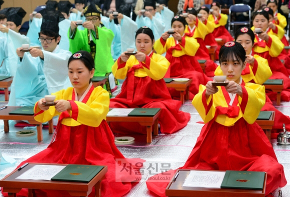 15일 오후 강북구청 대강당에서 수능을 마친 남녀 학생 38명을 대상으로 전통 성년의식이 열리고 있다. 강성남 선임기자 snk@seoul.co.kr