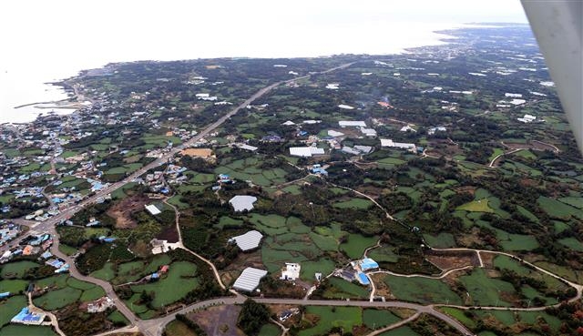 하늘에서 본 제주 제2공항이 들어서는 성산읍 지역 모습. 최근 토지 경매시장에 투기꾼들이 몰리는 등 개발차익을 노린 투기바람이 거세게 불고 있다. 