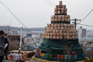 청주 달동네에 나타난 연탄재 트리