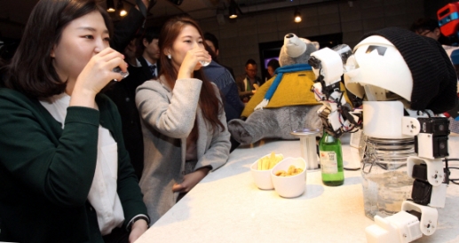 로봇 술친구 삼아 캬~