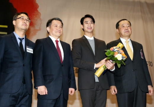 환한 미소의 김수현