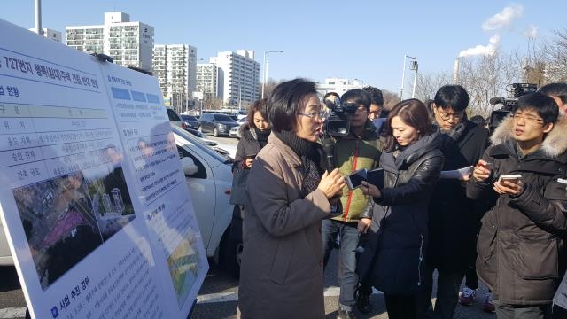 신연희 서울 강남구청장이 17일 수서동에 있는 서울시의 행복주택 부지에서 행복주택 건설보다 광장 등 시민시설을 조성해야 한다고 기자들에게 설명하고 있다.