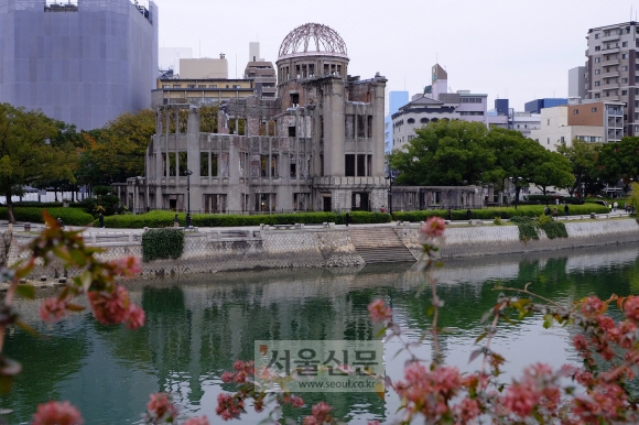1945년 히로시마에 원자폭탄이 떨어졌을 때 유일하게 남겨진 건물인 히로시마 원폭돔. 70년 전 원자폭탄 피폭 당시의 모습이 그대로 보존돼 있으며 유네스코 세계문화유산에 등재돼 있다.