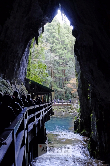 일본 최대 규모의 종유동굴인 야마구치현의 아키요시 동굴의 끝자락에서 보이는 자연 경관의 모습. 종유석, 석순 등 다양한 볼거리를 제공하는 아키요시 동굴은 일본 천연기념물로 지정돼 있다.