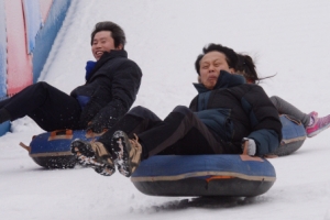 구로 안양천서 눈썰매 타는 국회의원·구청장