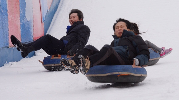 구로 안양천서 눈썰매 타는 국회의원·구청장