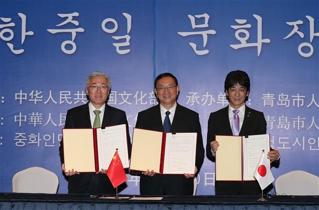 김종덕 문화체육관광부 장관이 20일 중국 칭다오 샹그릴라호텔에서 열린 ‘제7회 한·중·일 문화장관회의’를 마친 뒤 ‘2015~2017 칭다오 액션플랜’ 서명식에 참석해 기념촬영을 하고 있다. 왼쪽부터 김 장관, 뤄수강 중국 문화부장, 요시이에 히로유키 일본 문부과학성 부대신. 문체부 제공