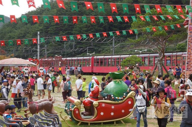 경북 봉화군 산타마을은 한여름에도 인기몰이를 하고 있다. 오지인 소천면 분천리 분천역(백두대간협곡열차 출발역)에 마련된‘한여름 산타마을’이 관광객들로 붐비고 있다. 봉화군 제공