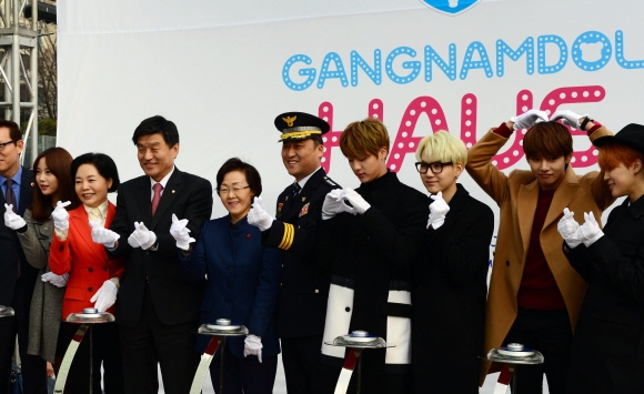 21일 오후 강남구 압구정동 갤러리아 백화점 앞에서 한류스타거리 3차 조성사업을 기념해 열린 ‘케이스타 로드 상징물 제막식’에 참석한 신연희 강남구청장 등이 포즈를 취하고 있다. 왼쪽부터 류지영·심윤조 국회의원, 신 구청장, 김학관 강남경찰서장, ‘방탄소년단’의 진·슈가·지민·뷔. 강성남 선임기자 snk@seoul.co.kr