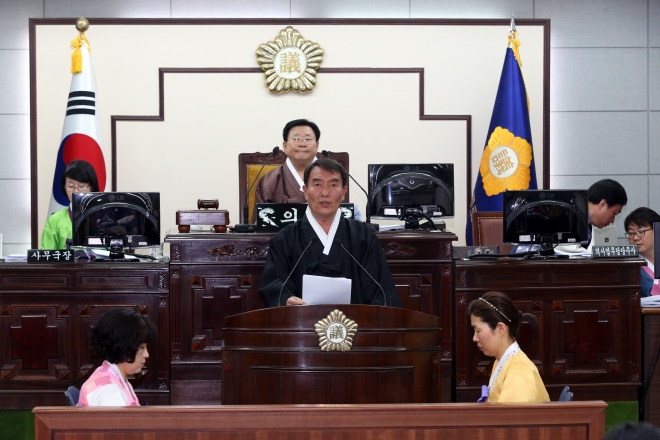 종로구의회 김준영의원이 15일 열린 정례회에서 일본문화원 이전 및 운현궁 복원을 의한 건의문을 발표하고 있다.