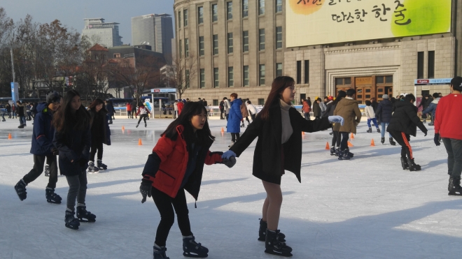 서울광장 스케이트장이 지난 17일 개장한 가운데 동짓날인 22일 오후 친구들과 연인들이 함께 스케이트를 즐기고 있다. 일요일~목요일은 오전 10시~ 오후 9시30분, 금,토,공휴일은 오전 10시~오후 11시 운영하며 이용료는 1시간당 1000원이다. 서울광장 스케이트장은 오는 2월9일까지 개장한다.