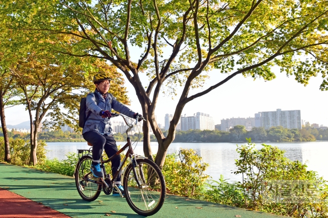  경기도 주관 2015년 자전거이용활성화 정책 31개 시·군 평가에서 우수 기관으로 선정된 수원시 염태영 시장이 자전거로 출근하고 있다. 수원시 제공 