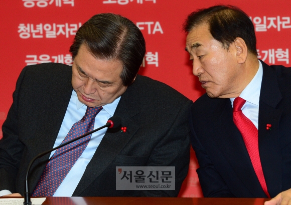 새누리당 김무성(왼쪽) 대표와 이재오 의원이 23일 국회에서 열린 최고중진연석회의에서 이야기를 나누고 있다. 이종원 선임기자 jongwon@seoul.co.kr