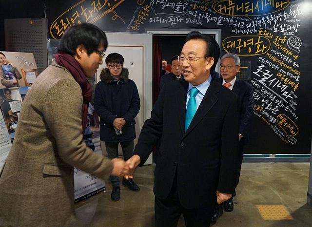 김관용(오른쪽) 경북도지사가 최근 영화 ‘나의 아들, 나의 어머니’를 상영 중인 대구 동성로 독립영화 전용관 ‘오오극장’을 찾아 안재민 감독과 인사를 나누고 있다. 경북도 제공