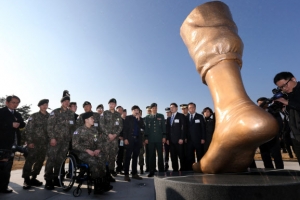 “北 도발 피해 잊지말자” 평화의 발 제막식