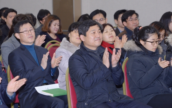 김영배(가운데) 성북구청장이 24일 구청 아트홀에서 직원들과 함께 다큐멘터리 ‘행복의 경제학’을 관람하며 손뼉을 치고 있다. 최해국 기자 seaworld@seoul.co.kr