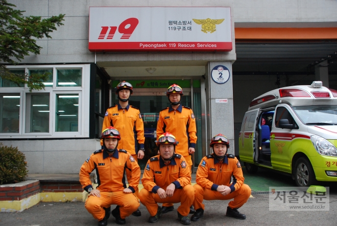 강풍 속에서 목숨을 걸고 서해대교 2번 주탑 케이블 화재를 진압해 1계급 특진하는 박상희(왼쪽 위부터 시계방향으로) 소방사, 유정식 소방장,  김경용 소방사,  박상돈 소방위, 이태영 소방사. 경기도 제공 