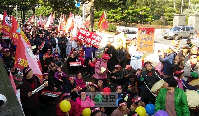 제주 성산읍 온평리 주민들이 지난 22일 제주도청 앞에서 집회를 갖고 “정부의 일방적인 제2공항 입지 선정 결과를 인정할 수 없다”며 공항 건설을 반대하고 있다. 제주 황경근 기자 kkhwang@seoul.co.kr