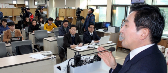원희룡 제주도지사가 지난 22일 제주도청에서 제2공항 예정지 주민에 대한 보상 원칙을 밝히고 있다. 연합뉴스