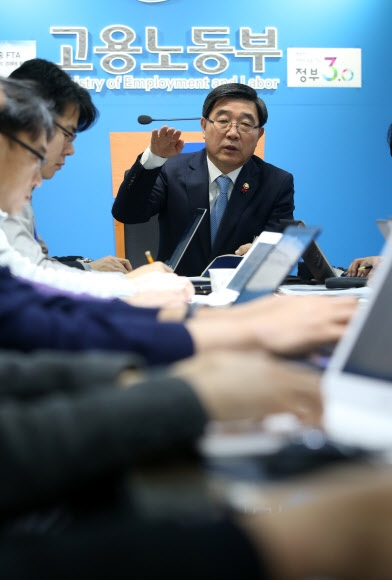 ’노동개혁’ 강조하는 이기권 고용부 장관