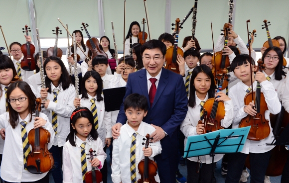 이동진(가운데) 서울 도봉구청장이 28일 구청에서 열린 혁신교육지구 성과 발표회에 참가한 ‘예그리나 오케스트라’ 단원을 격려하고 있다. 강성남 선임기자 snk@seoul.co.kr