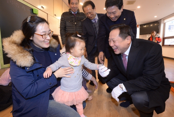 차성수(오른쪽) 금천구청장이 28일 독산4동 주민센터에 만들어 개장한 ‘마을 활력소’의 마을 활동 거점공간인 ‘너나들방’에서 만난 아기의 재롱을 보면서 함박웃음을 터뜨리고 있다. 최해국 선임기자 seaworld@seoul.co.kr