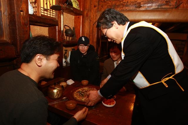 김영종(오른쪽) 종로구청장이 최근 ‘딱! 하루 매출 기부운동’ 홍보차 식당에서 서빙을 하고 있는 모습.