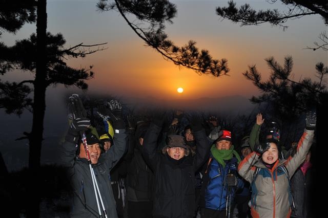지난 1월 1일 서울 노원구 불암산 정상에서 김성한(왼쪽 두 번째) 노원구청장과 주민들이 해맞이를 하고 있다. 노원구 제공