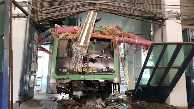 지난 25일 신정차량기지에서 발생한 전동차와 지하구조물 충돌 현장.
