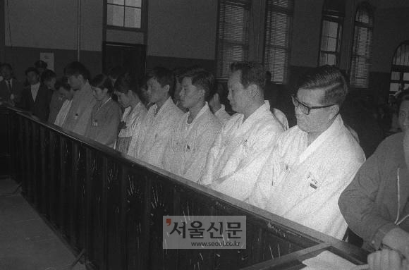 1969년 유럽 간첩단 사건 재판에서 사형을 구형받고 있는 김규남(오른쪽 두번째) 전 의원 등 용공조작 사건 피해자들. 서울신문DB