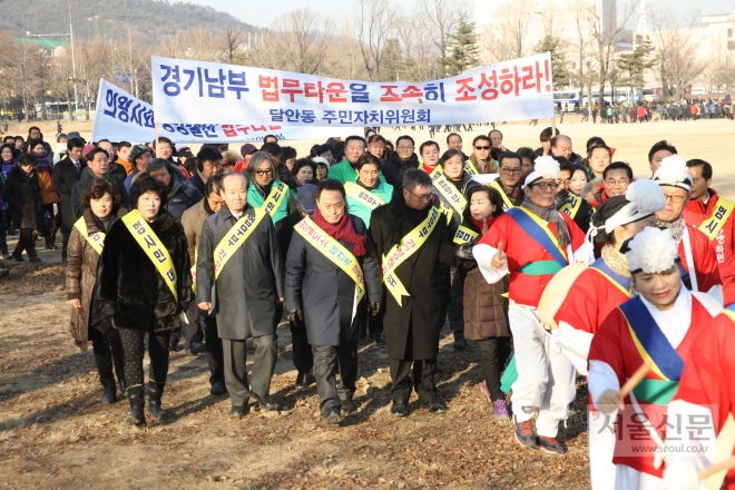 29일 법무무 과천청사 앞에서 범시민 경기남부 법무타운 조성촉구 및 안양교도소 재건축반대 범시민추진위원회 소속 주민 등 3000여명이 모여 제3차 궐기대회를 갖고 있다.