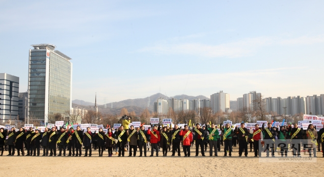 29일 법무무 과천청사 앞에서 범시민 경기남부 법무타운 조성촉구 및 안양교도소 재건축반대 범시민추진위원회 소속 주민 등 3000여명이 모여 제3차 궐기대회를 갖고 있다.