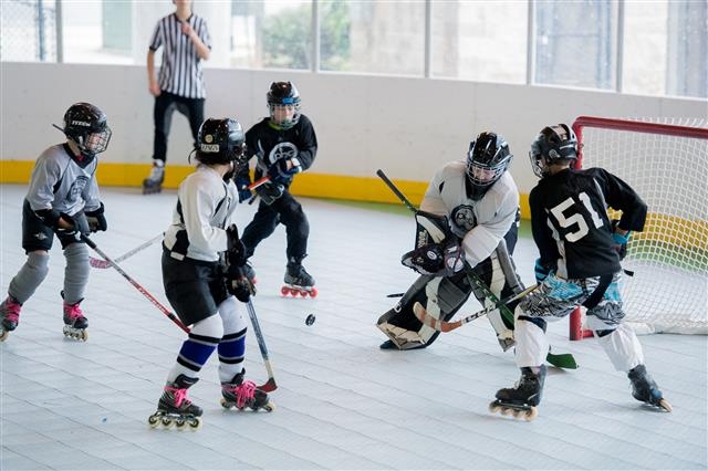 그위넷 카운티에서 운영하는 공공 체육센터에서 학생들이 겨울철 빙상스포츠로 인기가 많은 아이스하키를 배우고 있다.