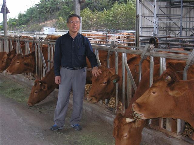 대기업에서 정년퇴직하고 고흥으로 돌아온 귀농인 송유종씨가 자신이 운영하는 한우 농장에서 포즈를 취하고 있다. 고흥군 제공