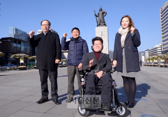 어느 해보다 특별한 한 해를 달려온 우리의 이웃들인 박실하(왼쪽부터)씨, 우다야 라이, 김찬기씨, 조예인씨가 29일 서울 광화문광장에서 ‘2015년보다 나은 2016년’을 희망하며 파이팅을 외치고 있다. 최해국 선임기자 seaworld@seoul.co.kr