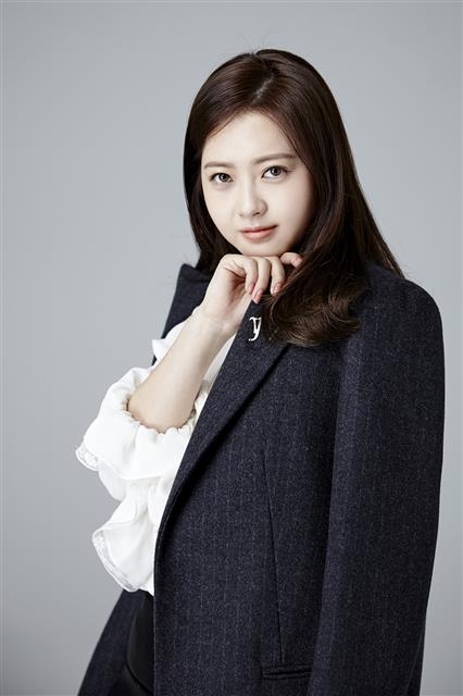 ‘조선 마술사’에서 환술사 환희(유승호)와 운명을 거스르는 사랑을 엮어 가는 청명 공주를 연기한 고아라는 친동생이 실제 마술사를 지망하고 있다고 한다. 빛을 활용한 마술을 공부하고 있다고. 고아라는 촬영을 하며 유승호에게 간단한 마술을 배우기도 했지만 잘하지 못한다며 빙긋 웃었다.  SM엔터테인먼트 제공 