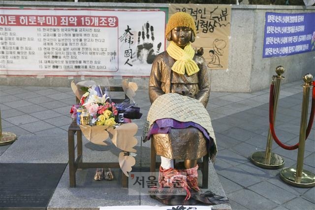 서울 일본대사관 앞에 위치한 소녀상.