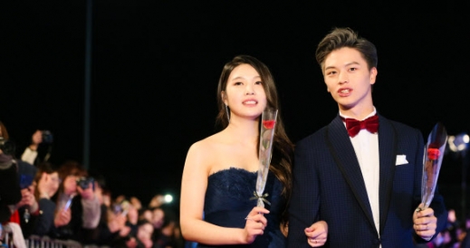 다정하게 레드카펫 밟는 육성재와 조이