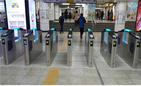 지하철 4호선에 새로 설치디어 29일부터 운영에 들어건 신형 슬림게이트 모습.