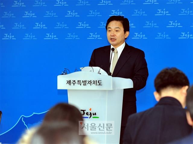 원희룡 제주지사가 30일 도청에서 기자회견을 갖고 제주 지역 주택 부족을 해결하기 위한 대책을 밝히고 있다. 