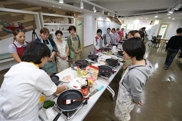 올해 추석 금천글로벌리지센터에서 결혼이주 여성들이 한국의 명절 음식 조리법을 배우고 있다.  금천구 제공