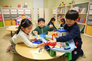 택배 보관부터 공동 육아까지   주민 편의 밝히는 ‘반딧불센터’