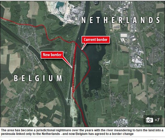 벨기에와 네덜란드가 최근 우호적으로 영토 교환에 합의한 뫼즈 강 주변의 축구장 15개 크기의 지역.  해당 지역은 벨기에 영토지만 강물의 흐름으로 지형이 변하는 바람에 네덜란드와 연결된 반면 벨기에 본토와는 강을 사이에 두고 떨어져 마약 밀매와 성범죄가 빈번한 치안공백 상태가 됐다.  양국은 3년 전 발생한 토막시신 발견 사건을 계기로 영토문제 해결에 나서 벨기에가 이곳을 네덜란드에 넘겨주고 갑문 주변의 작은 땅을 받기로 최근 합의했다. 지도에서 실선 표기가 현재 국경, 점선 표기가 이번 합의에 따른 새 국경이며 두 선 사이에 놓인 가운데 지역이 네덜란드로 넘어가는 문제의 영토다.  데일리메일 홈페이지 캡처