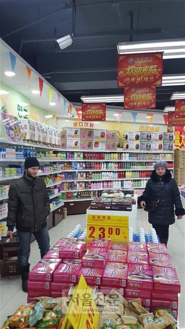 훈춘은 싼 물가 때문에 러시아 쇼핑객들이 많다. 러시아인 부부가 한국 상품을 파는 상점에서 쇼핑을 하고 있다.